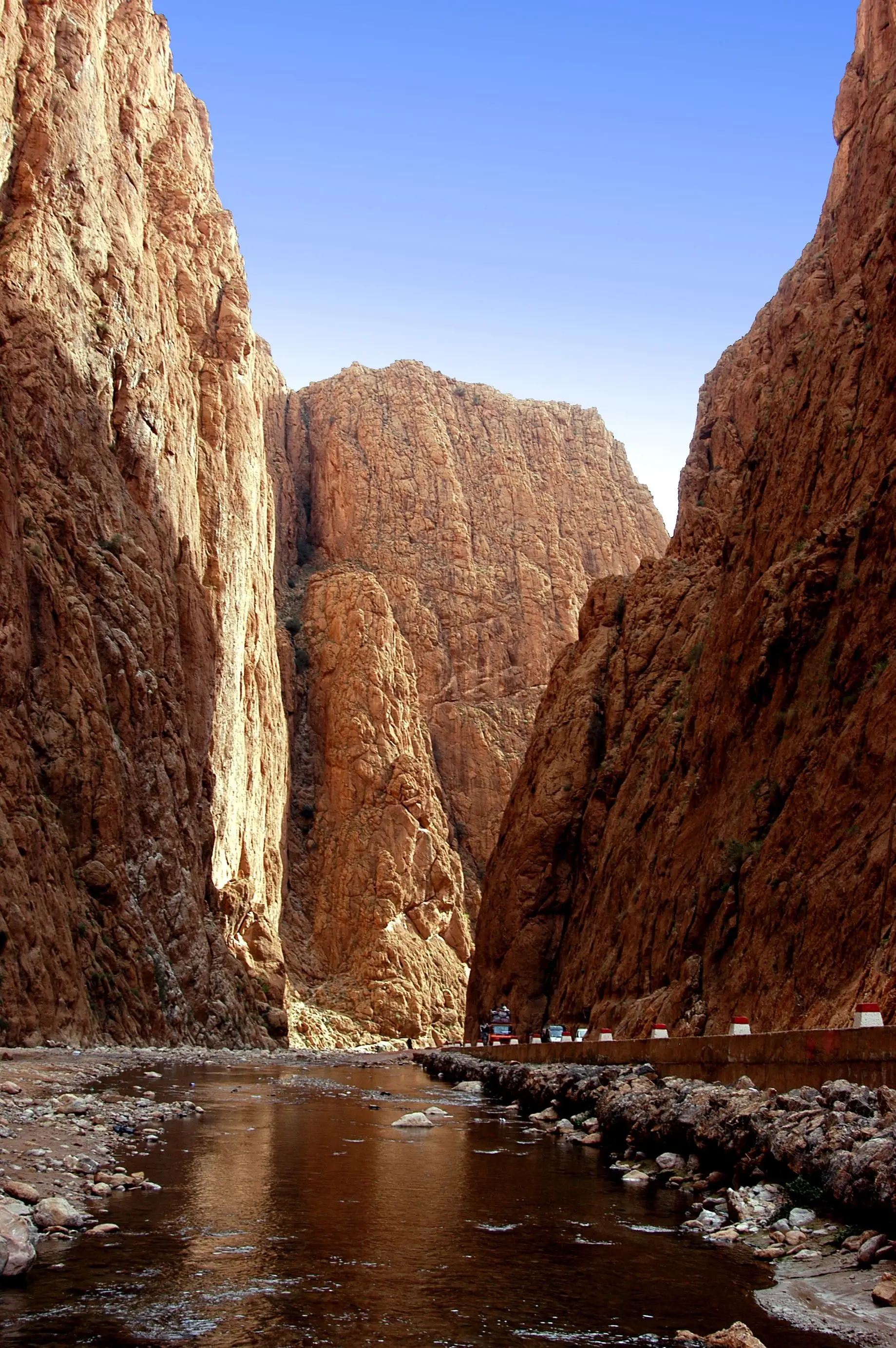 Falaises impressionnantes des Gorges du Todgha avec une rivière au premier plan en Tunisie ou au Maroc.
